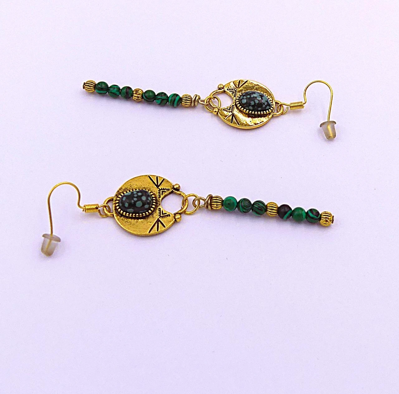 Pendientes de metal dorado, malaquita, hechas a mano, creación única – photo 3